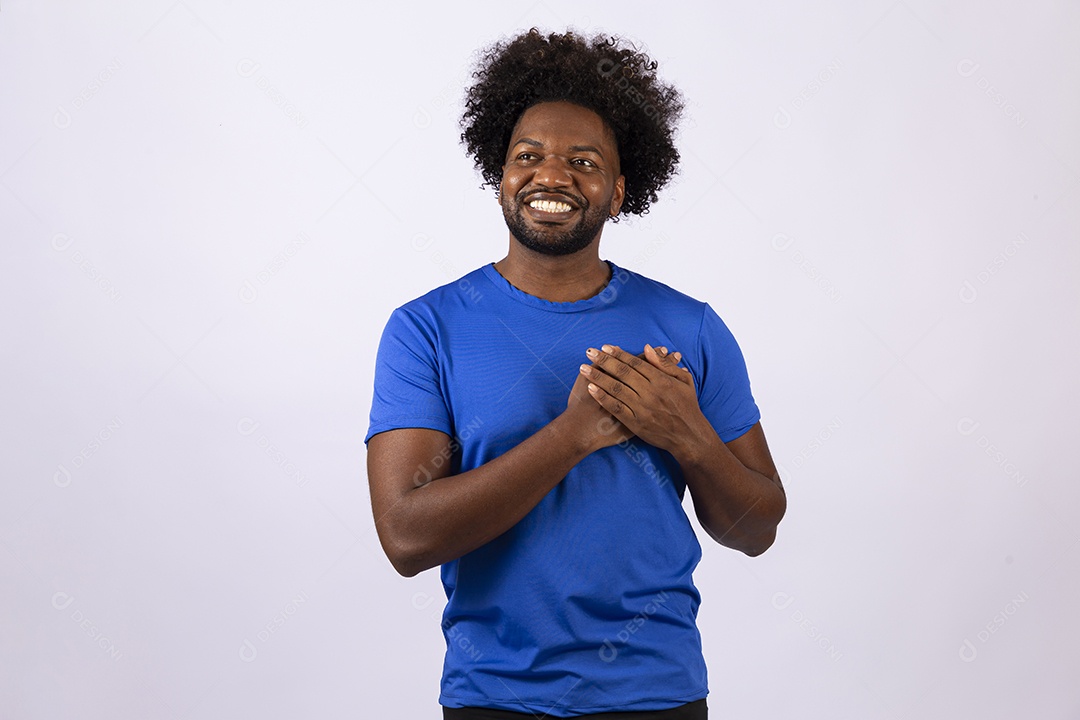 Homem negro sorridente com camiseta azul