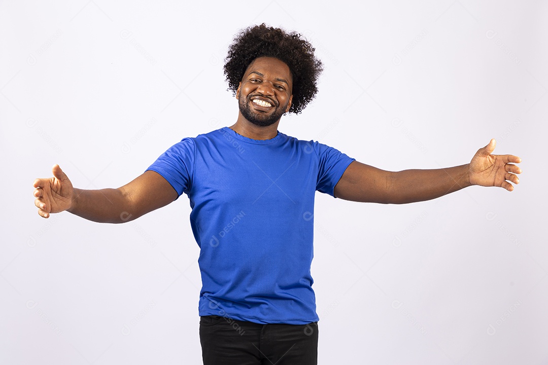 Homem negro sorridente com camiseta azul