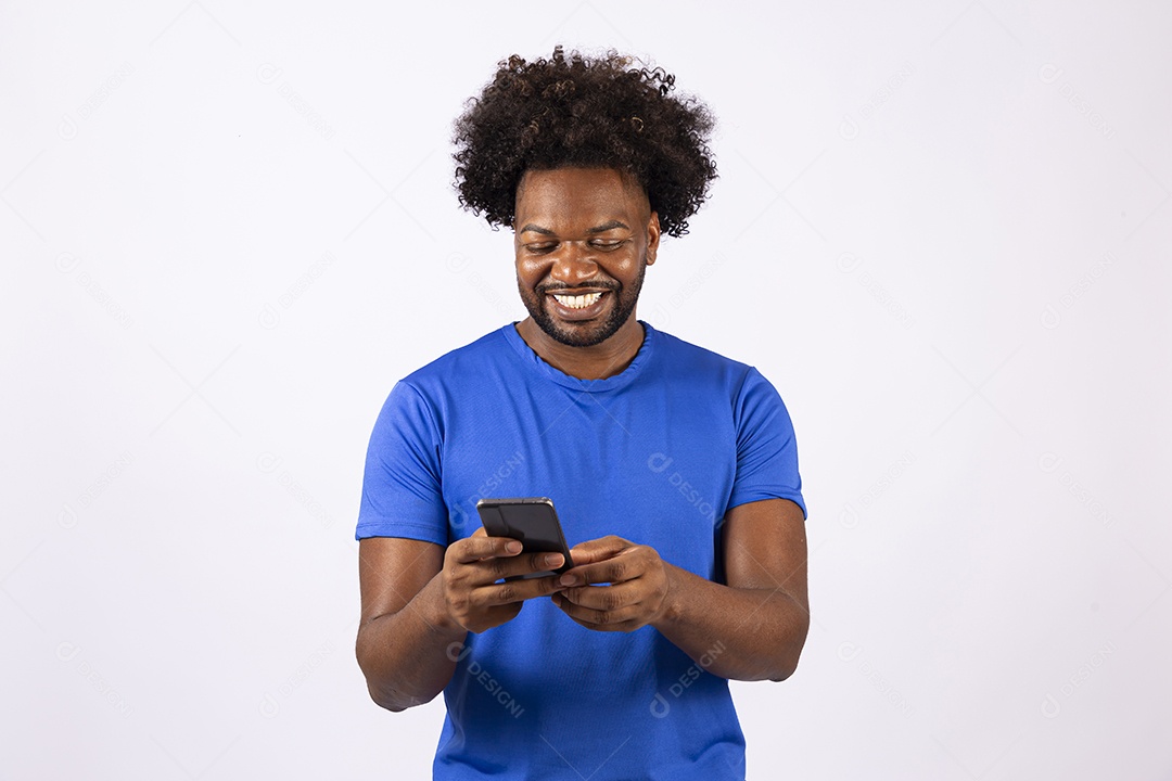 Homem negro sorridente com camiseta azul