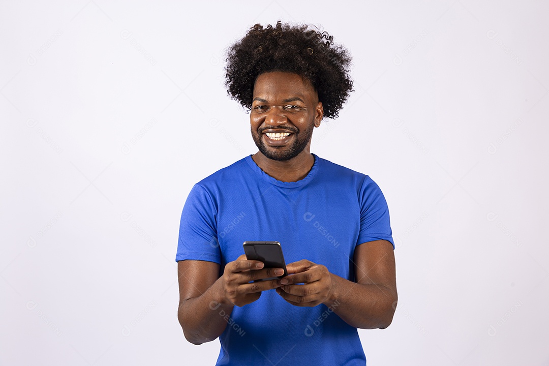 Homem negro sorridente com camiseta azul