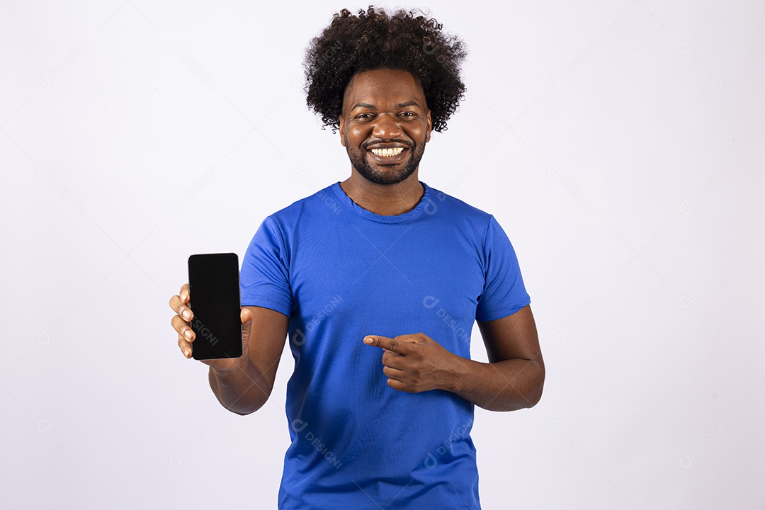 Homem negro sorridente com camiseta azul