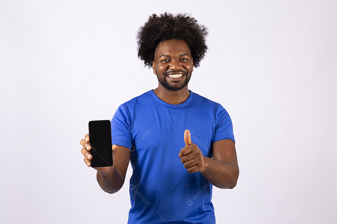 Homem negro sorridente com camiseta azul
