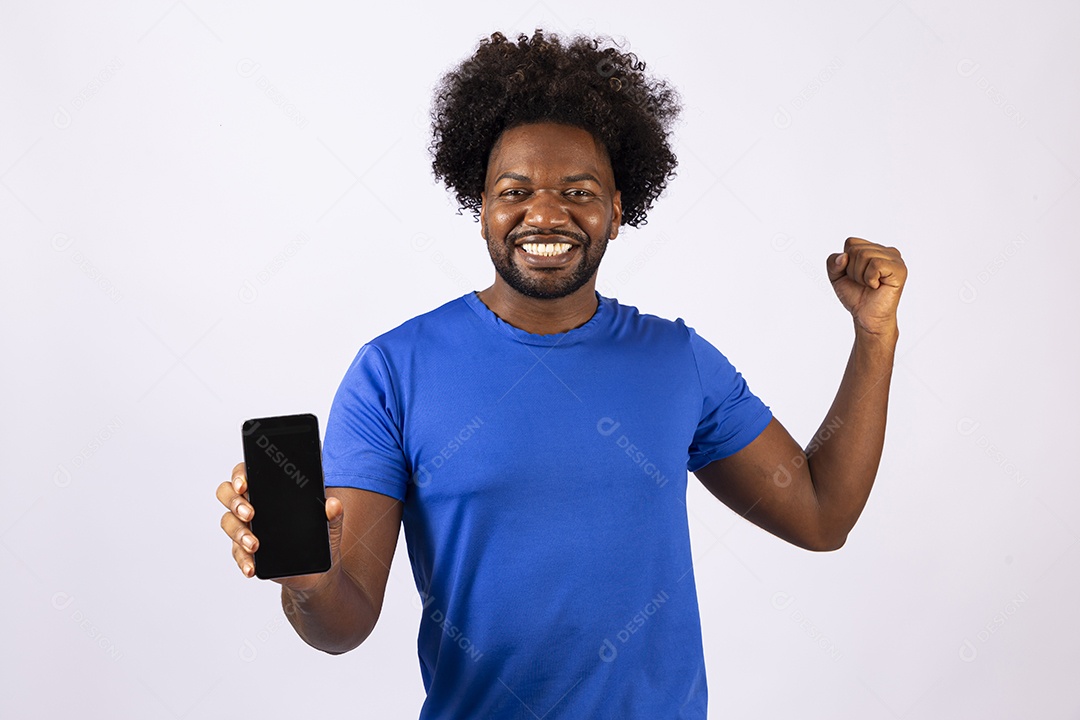 Homem negro sorridente com camiseta azul