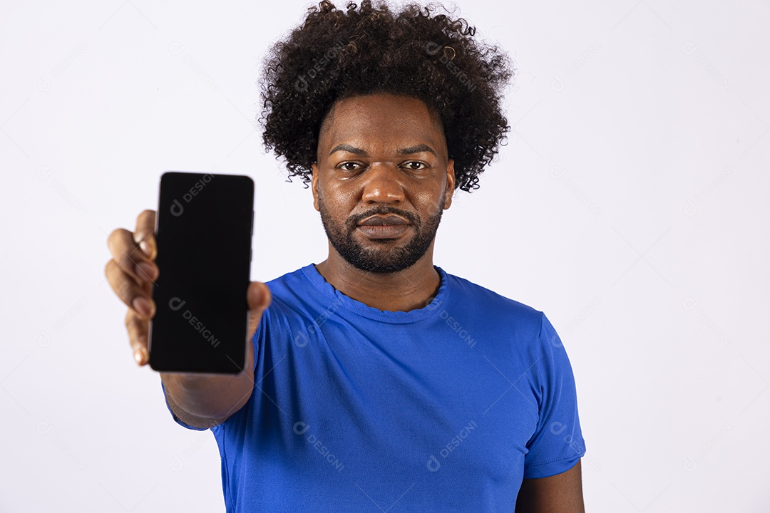 Homem negro sorridente com camiseta azul