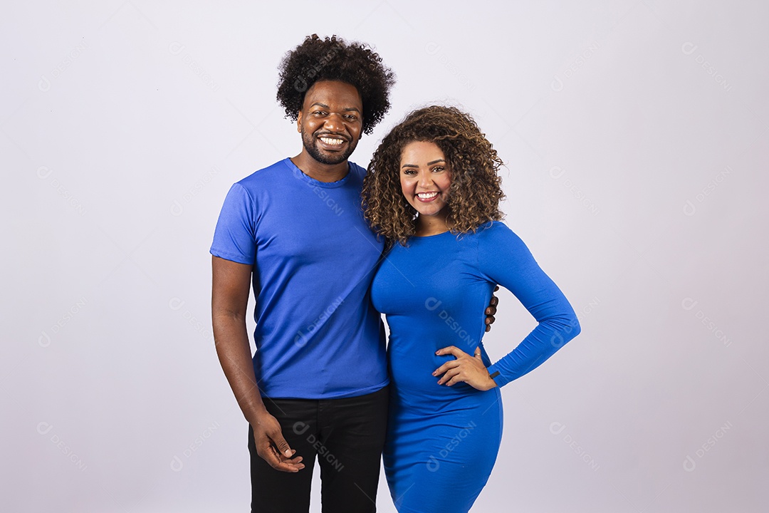 Lindo casal com camiseta azul em fundo branco