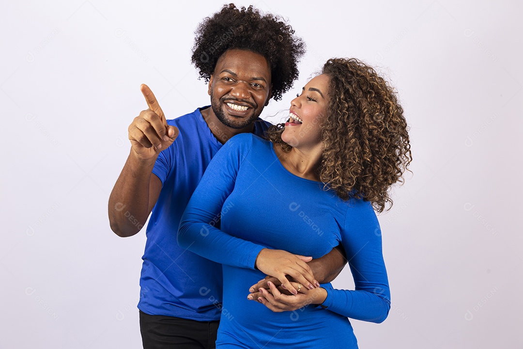 Lindo casal com camiseta azul em fundo branco