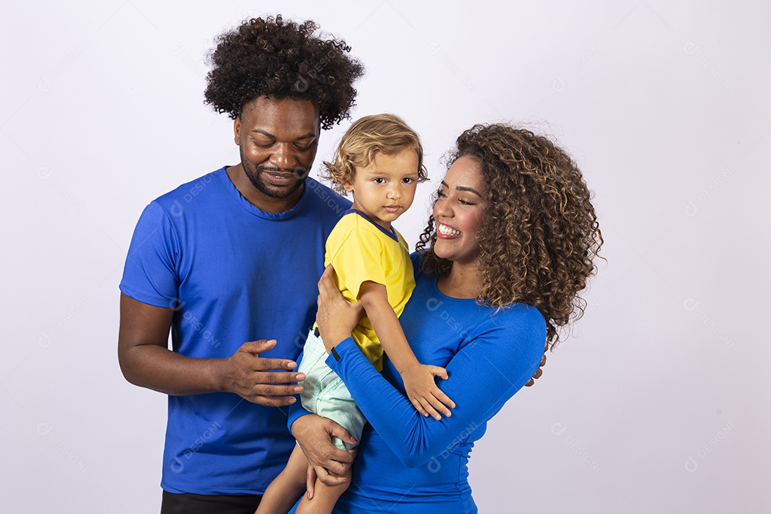 Lindo casal com camiseta azul e garotinho em fundo branco