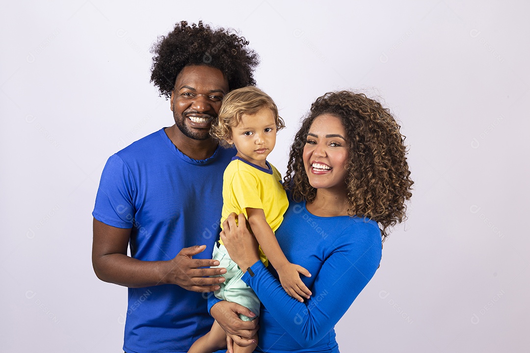 Lindo casal com camiseta azul e garotinho em fundo branco