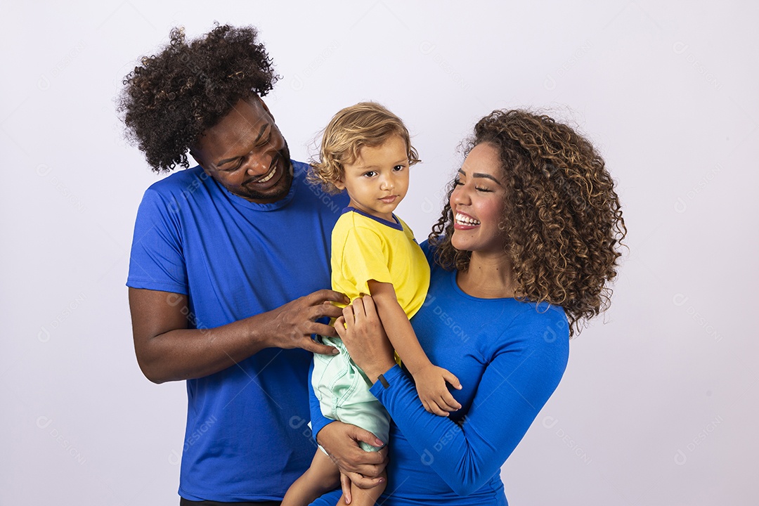 Lindo casal com camiseta azul e garotinho em fundo branco