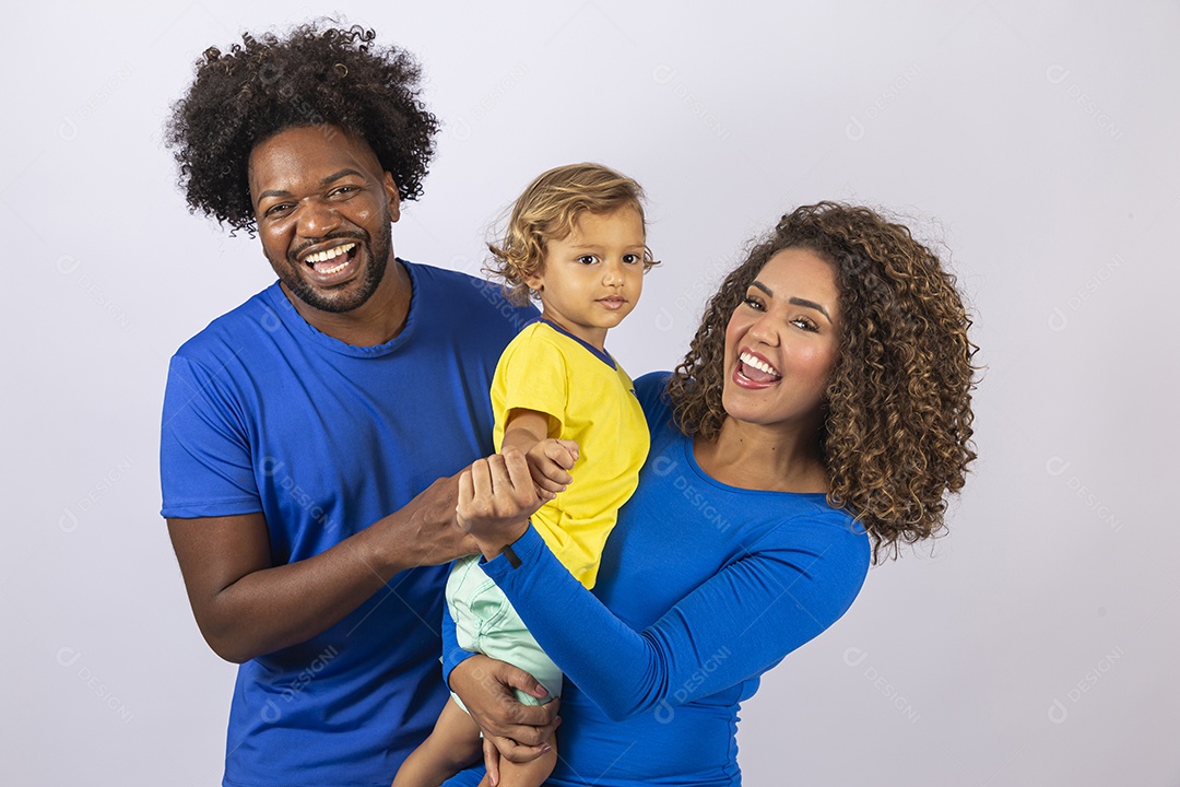 Lindo casal com camiseta azul e garotinho em fundo branco