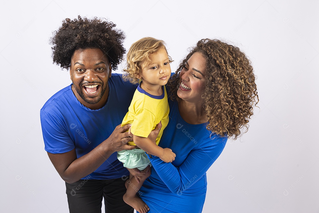 Lindo casal com camiseta azul e garotinho em fundo branco