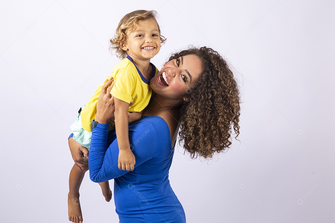 Mulher sorridente com garotinho em fundo branco