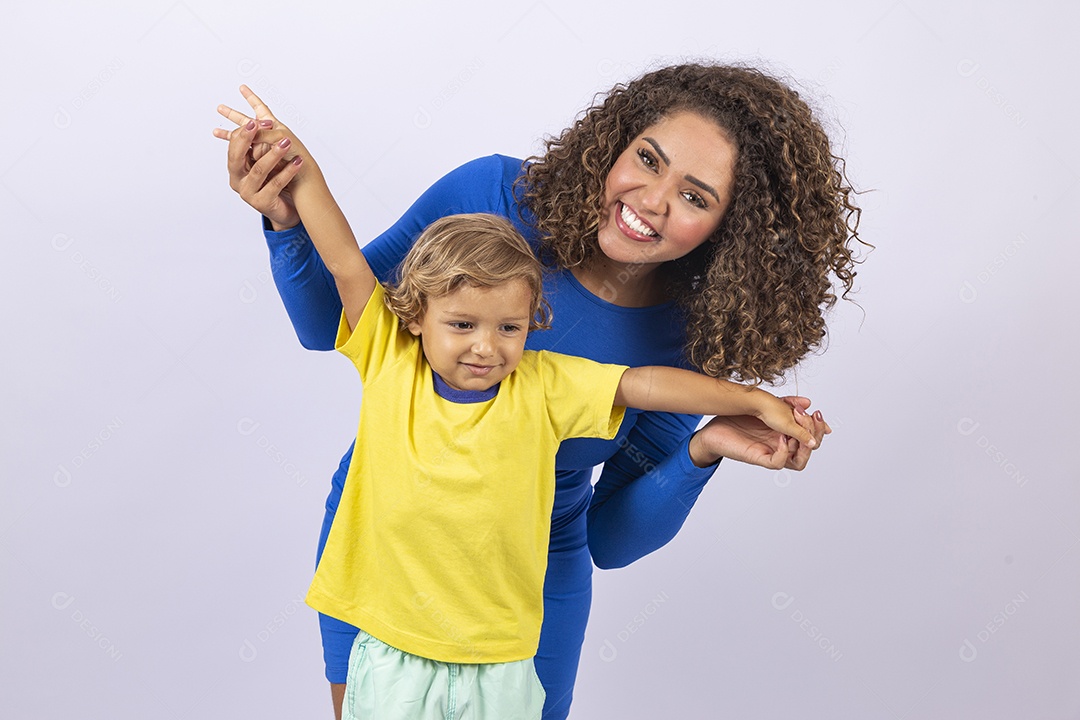 Mulher sorridente com garotinho em fundo branco