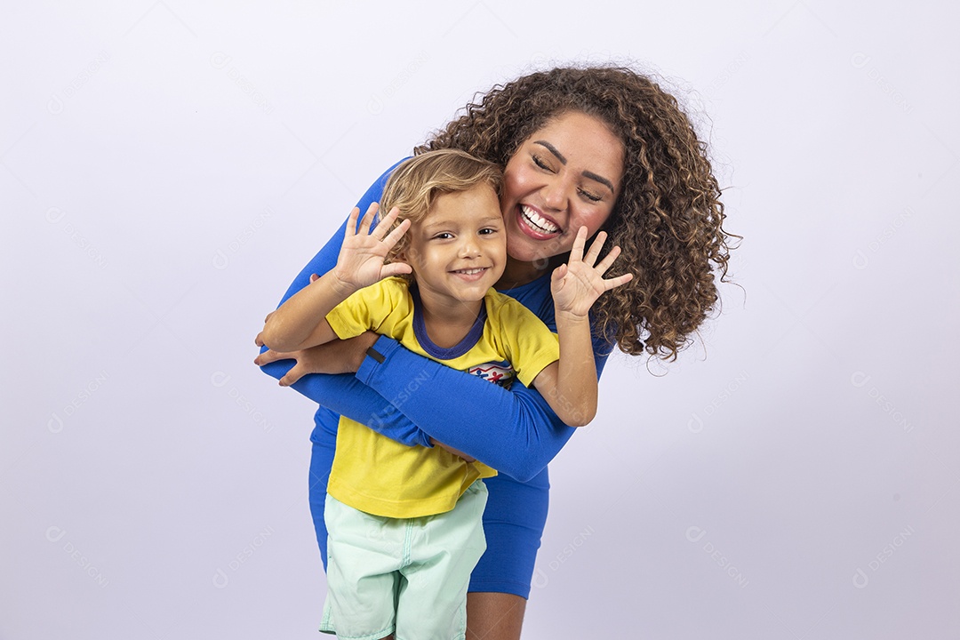 Mulher sorridente com garotinho em fundo branco