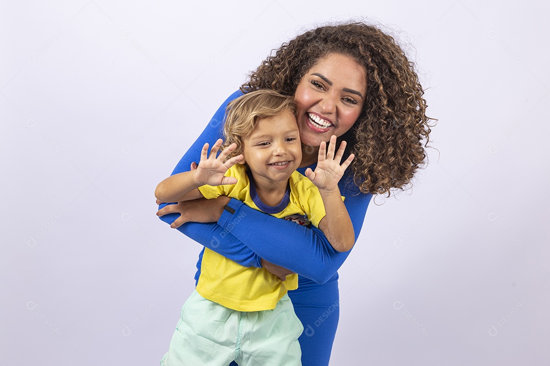 Mulher sorridente com garotinho em fundo branco