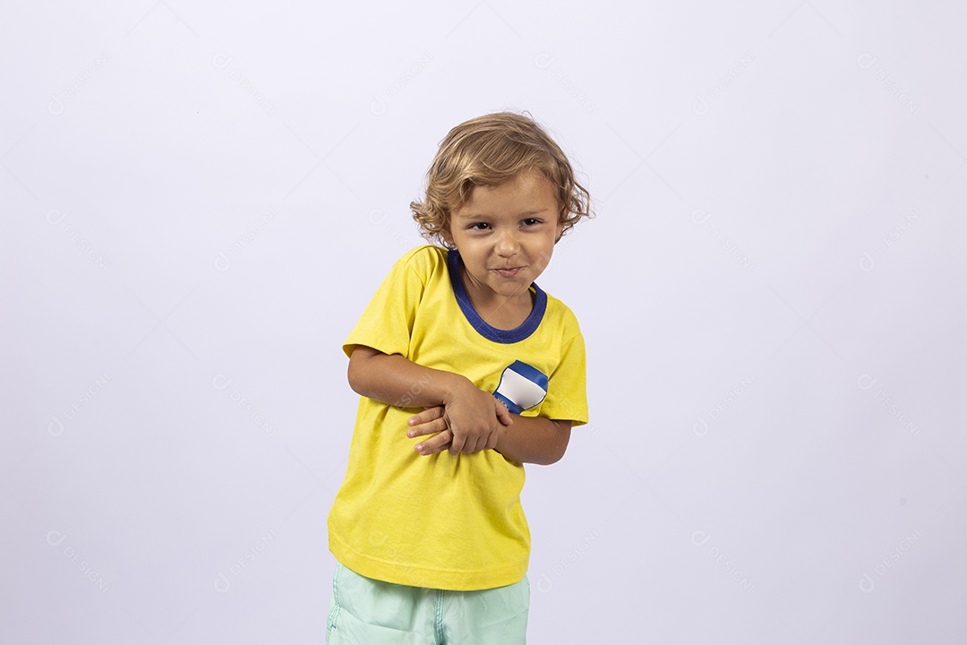 Lindo menino sorridente em fundo branco