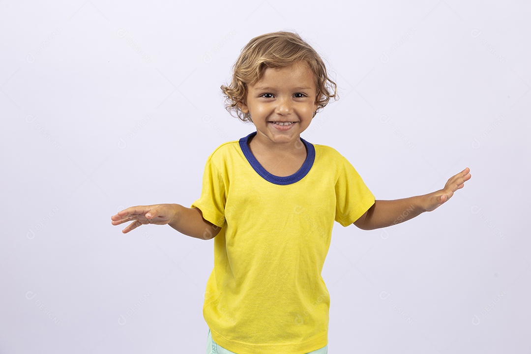 Lindo garotinho sorridente em fundo branco