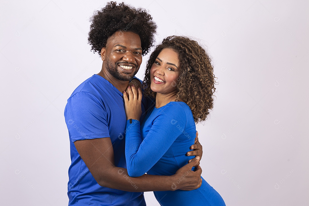 Lindo casal jovem sobre fundo branco