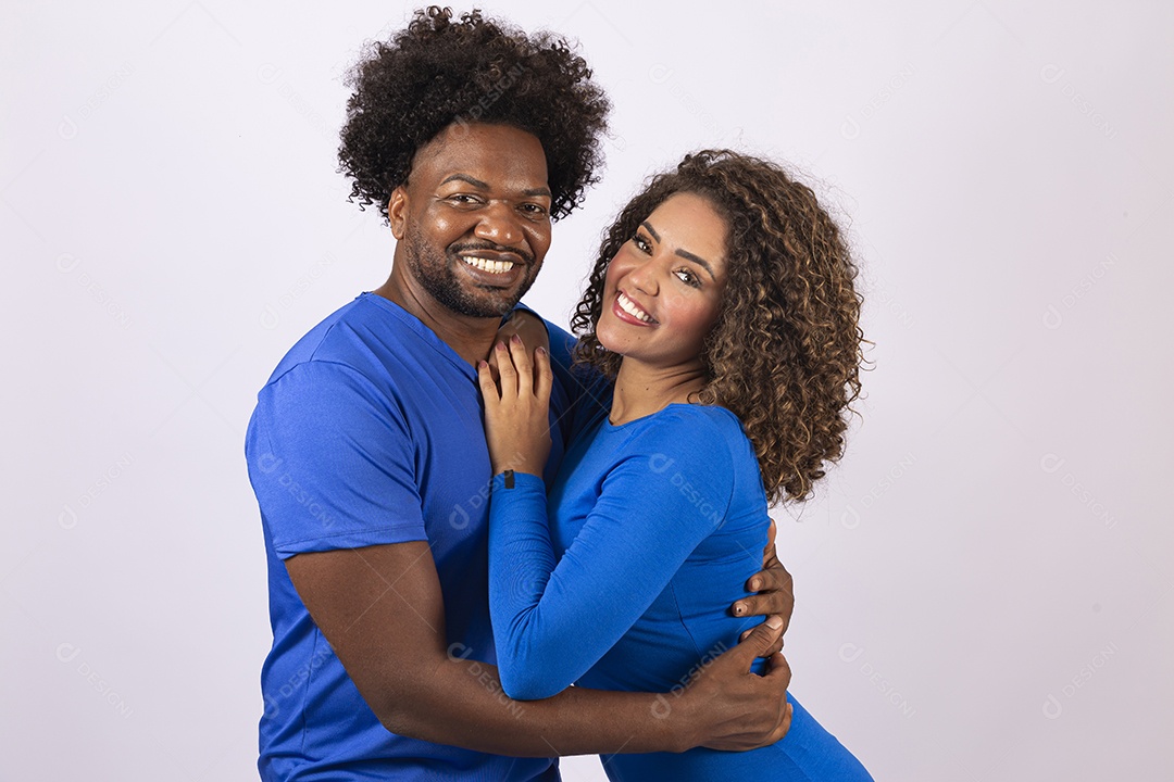 Lindo casal jovem sobre fundo branco