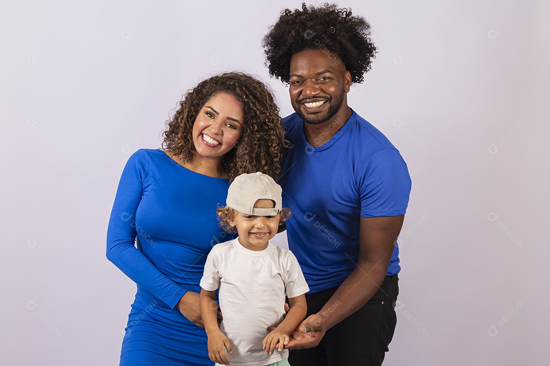 Lindo casal jovem com garotinho sobre fundo branco