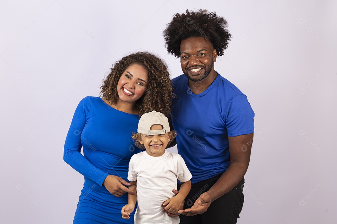 Lindo casal jovem com garotinho sobre fundo branco