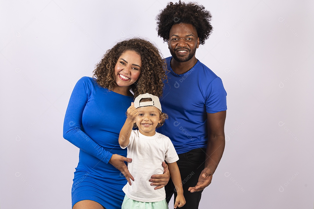 Lindo casal jovem com garotinho sobre fundo branco