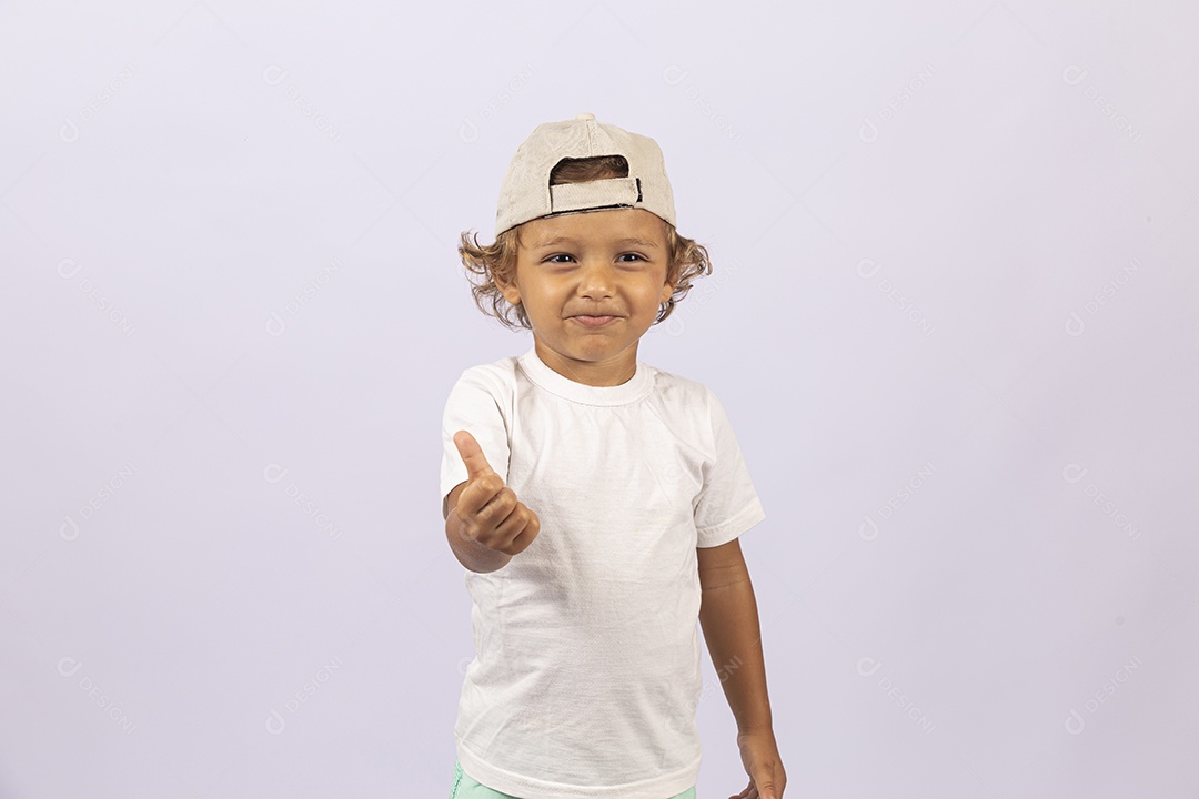 Lindo casal jovem com garotinho sobre fundo branco