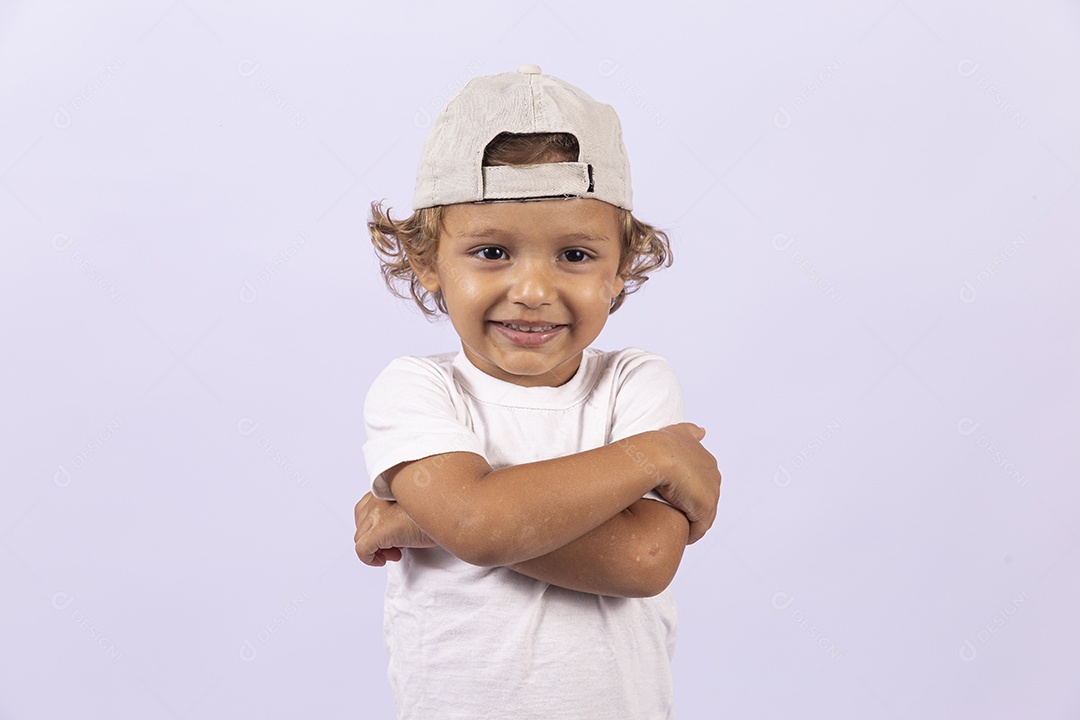 Lindo garotinho pequeno em fundo branco