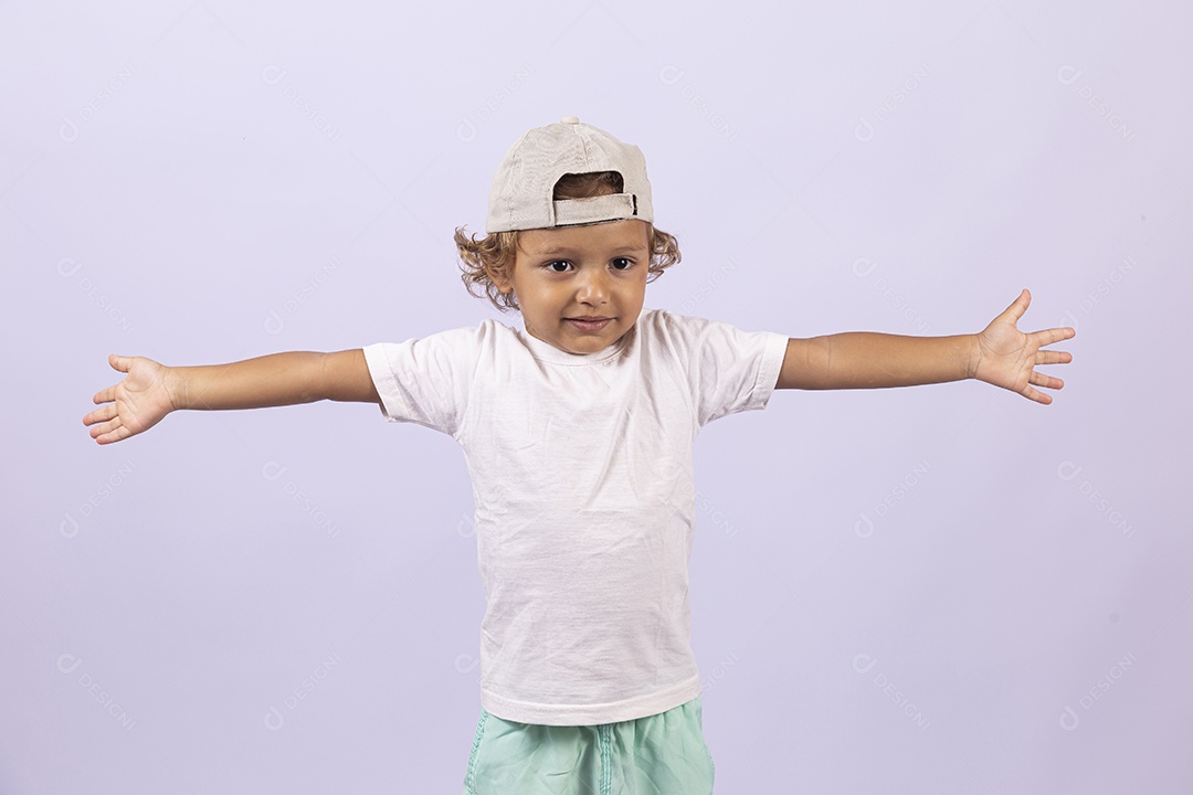 Lindo garotinho pequeno em fundo branco