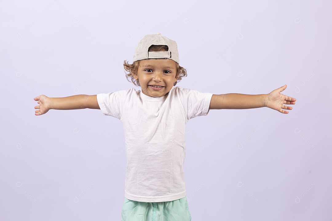 Lindo garotinho pequeno em fundo branco