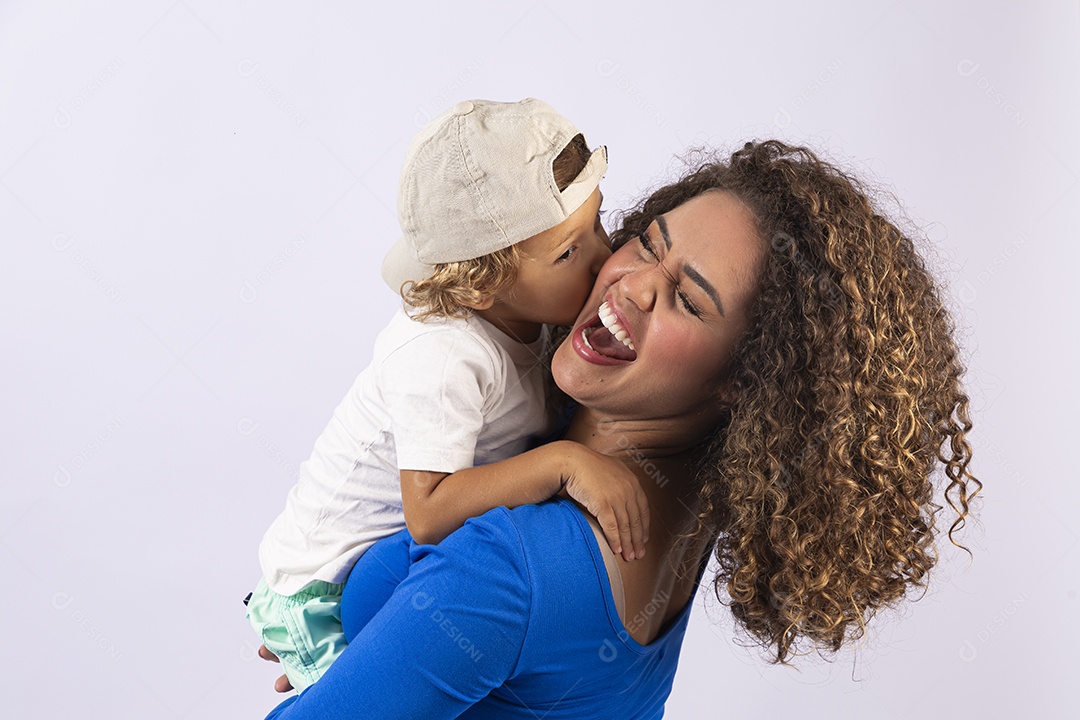 Linda mulher com garotinho em fundo branco