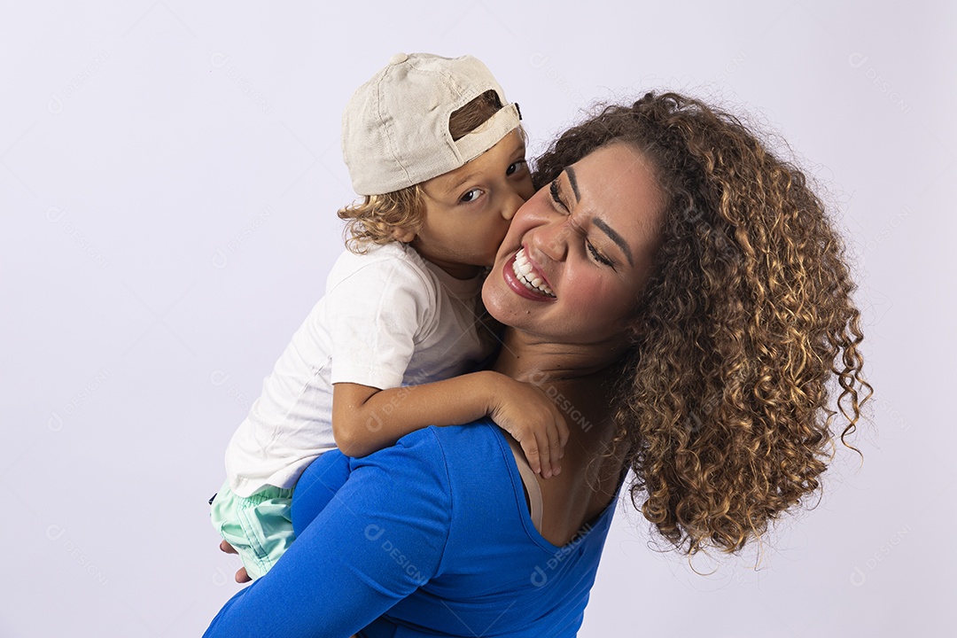 Linda mulher com garotinho em fundo branco