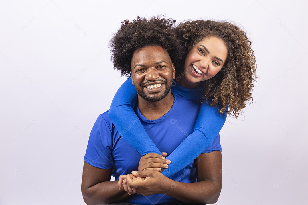 Lindo casal jovem sobre fundo branco