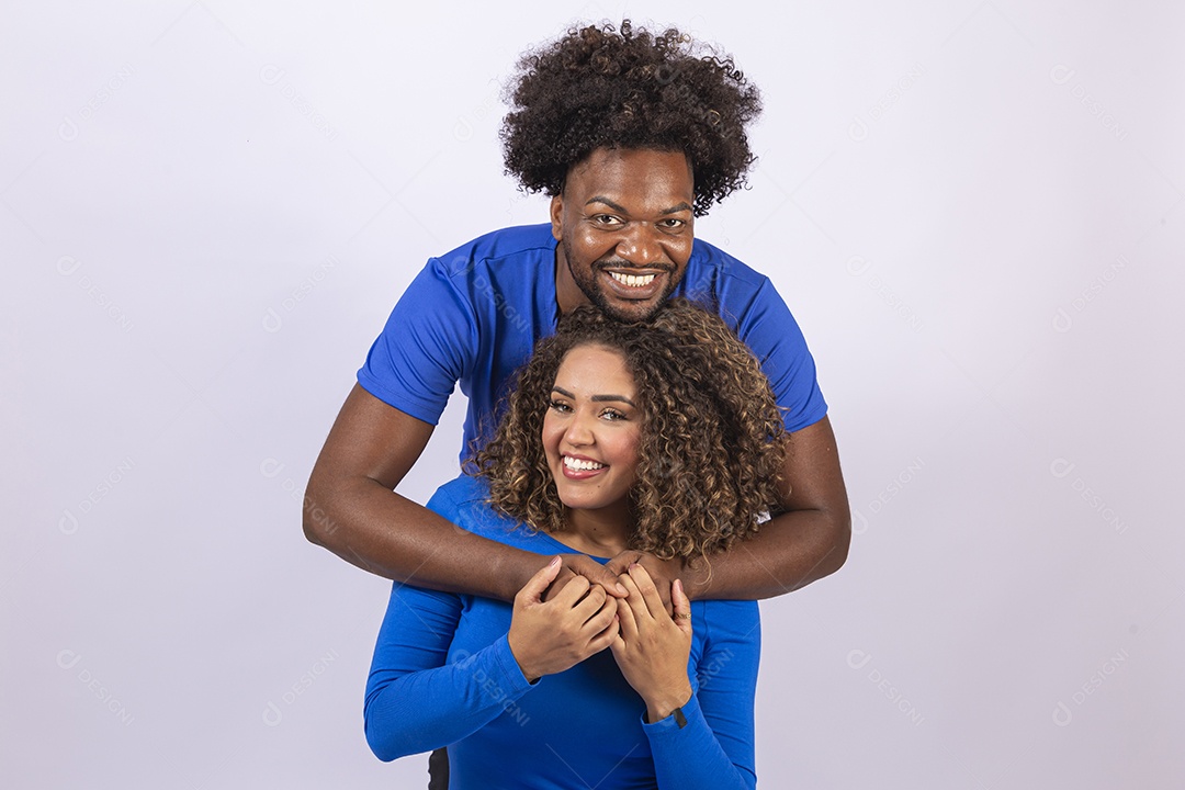 Lindo casal jovem sobre fundo branco