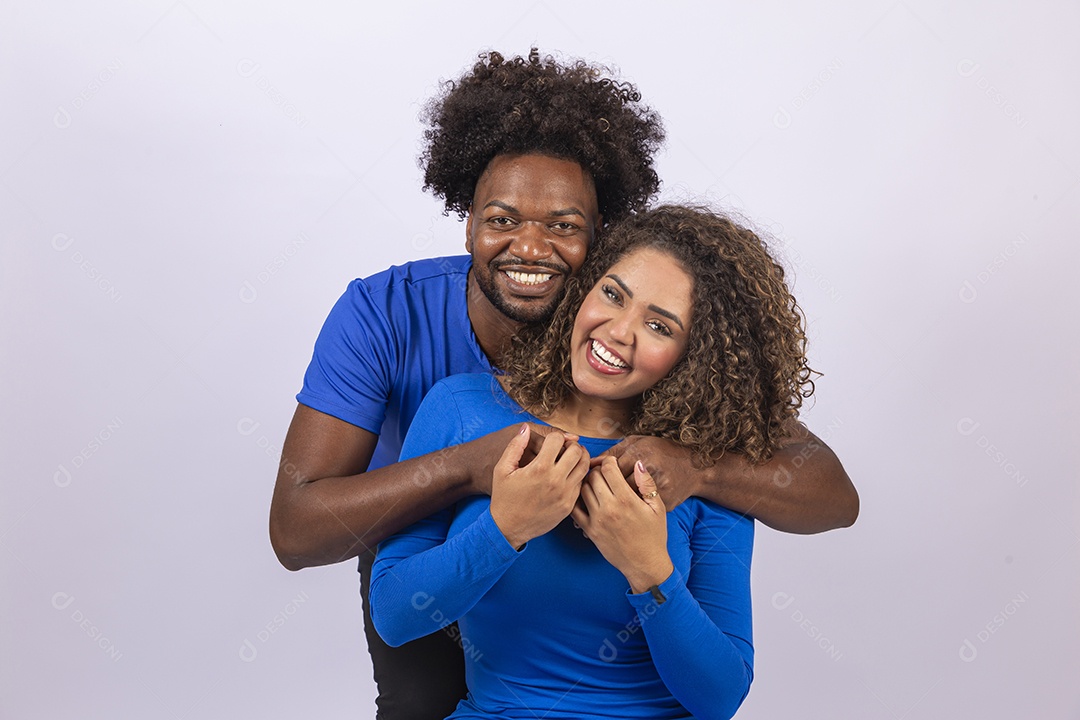 Lindo casal jovem sobre fundo branco