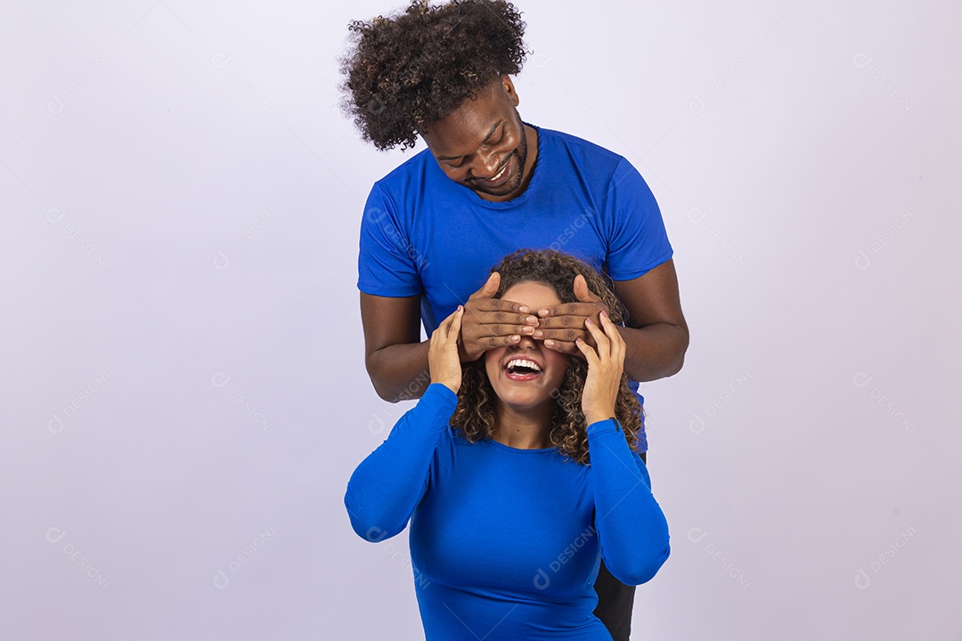 Lindo casal sorridentes com camisa azul