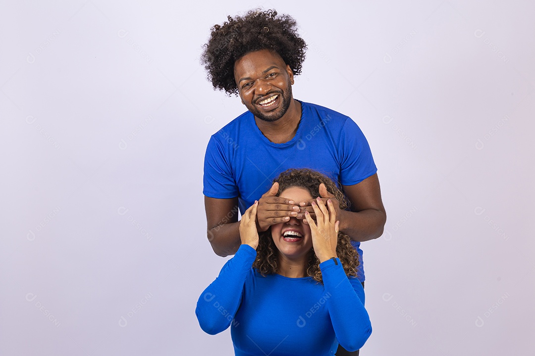 Lindo casal sorridentes com camisa azul