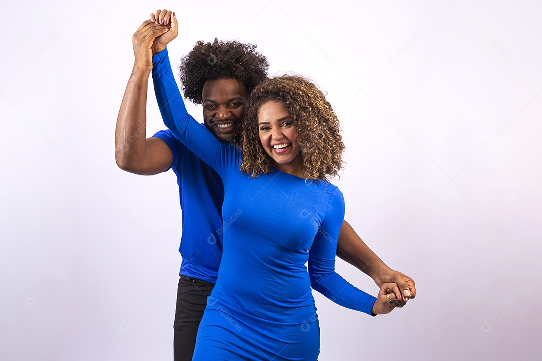 Lindo casal sorridentes com camisa azul