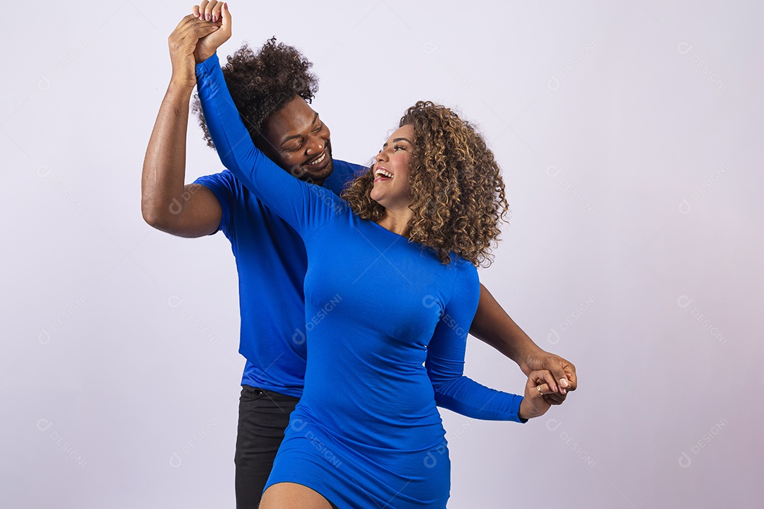 Lindo casal sorridentes com camisa azul