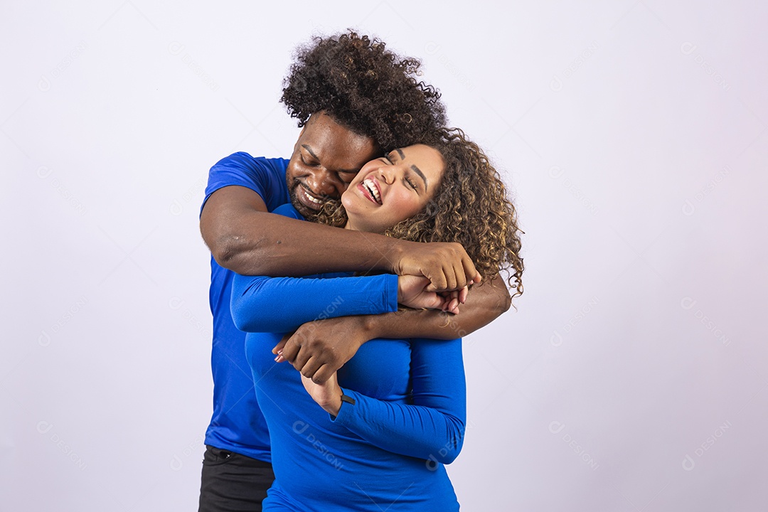 Lindo casal sorridentes com camisa azul