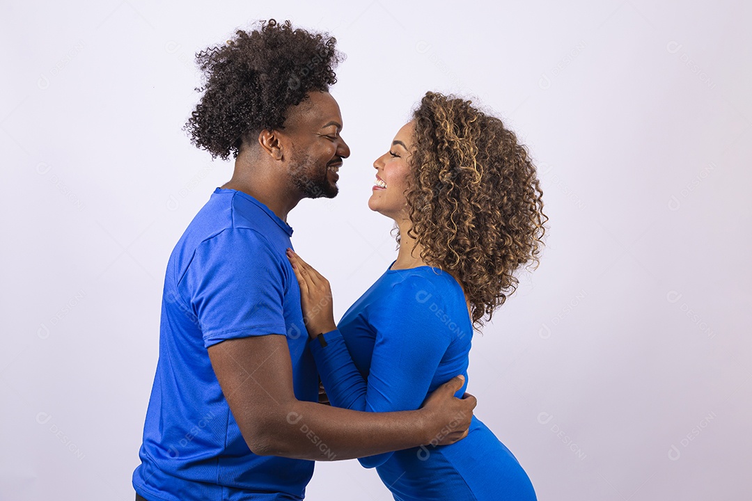 Lindo casal sorridentes com camisa azul
