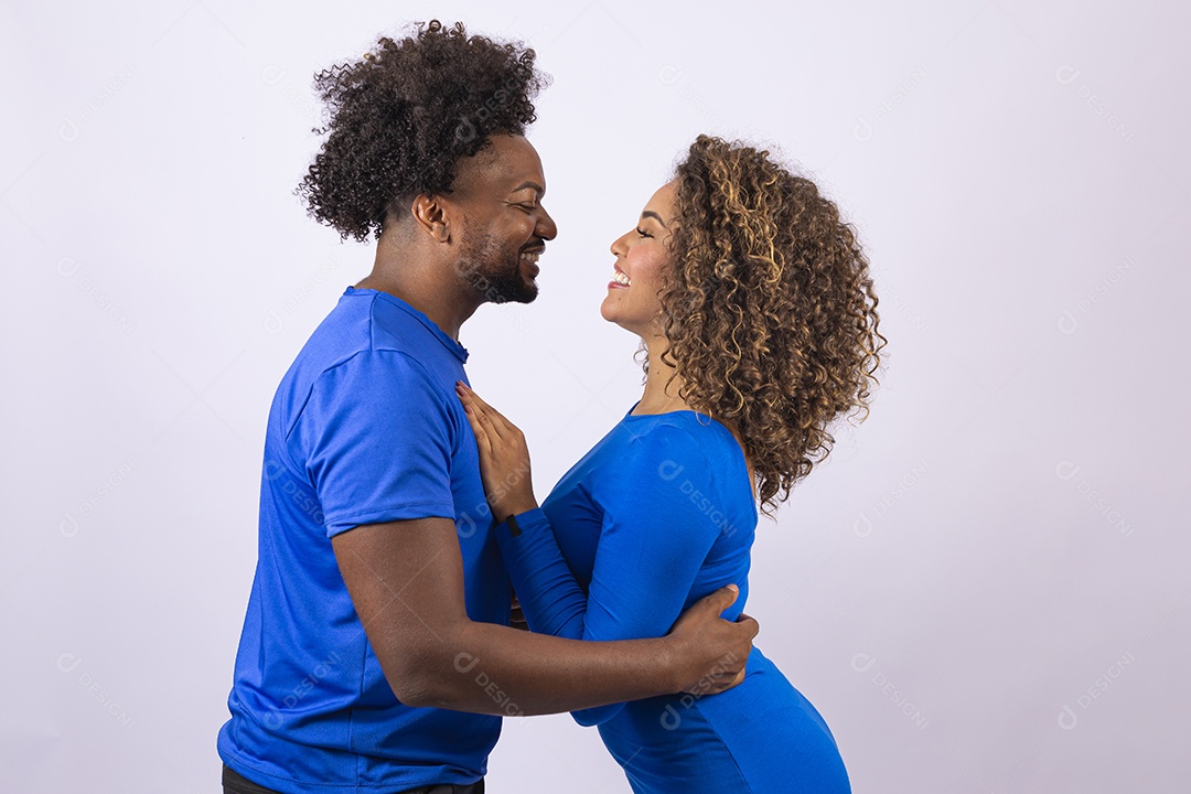 Lindo casal sorridentes com camisa azul