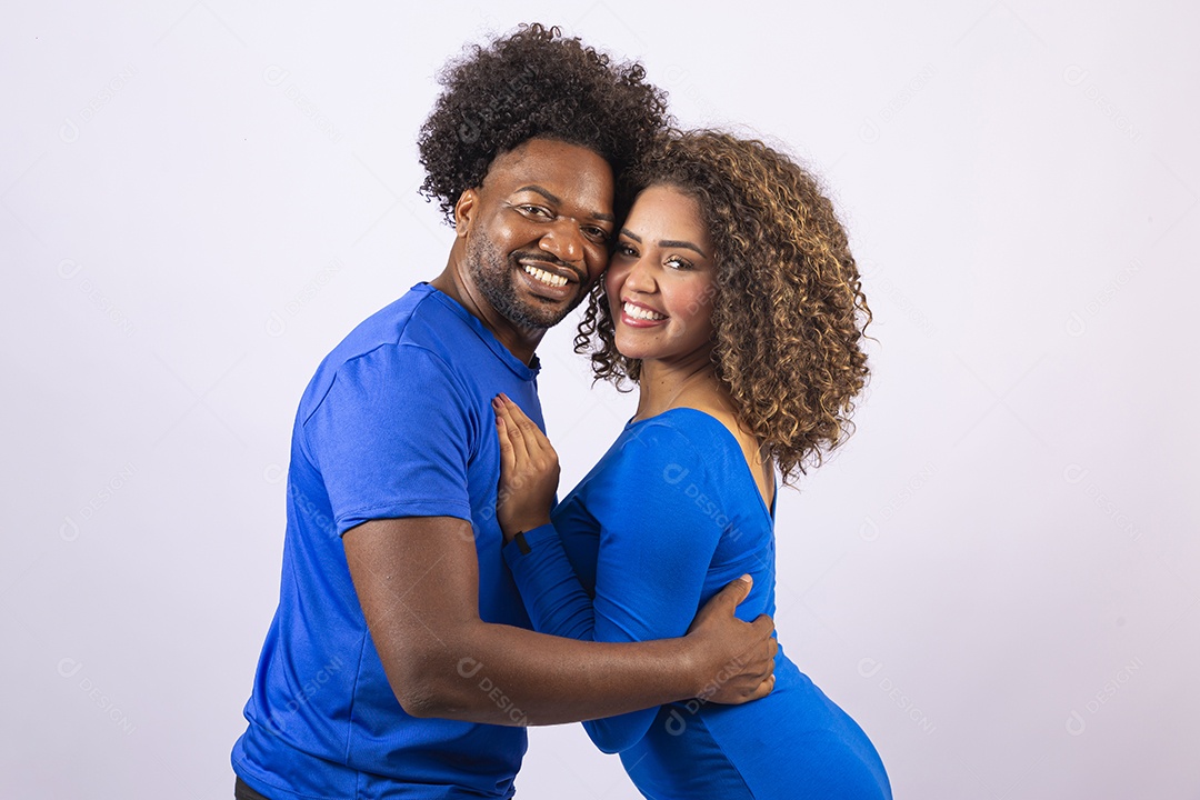 Lindo casal jovem sobre fundo branco