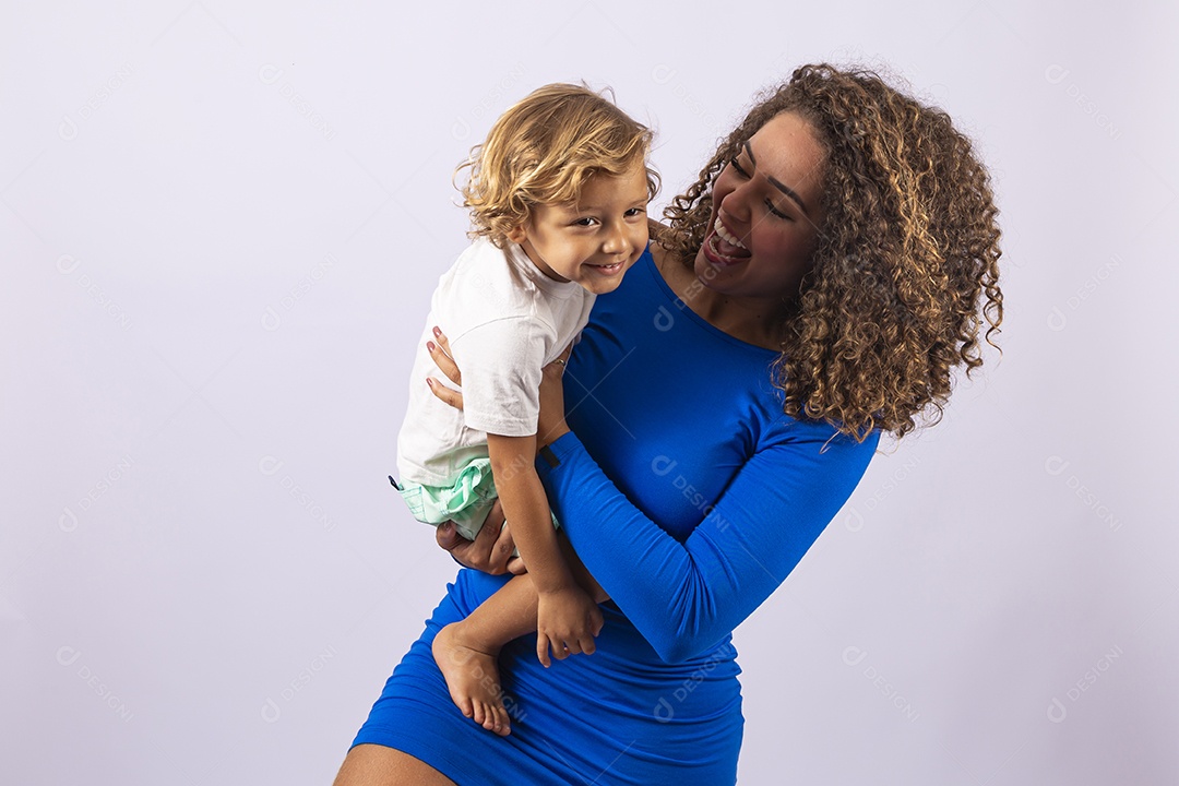 Linda mulher com garotinho em fundo branco