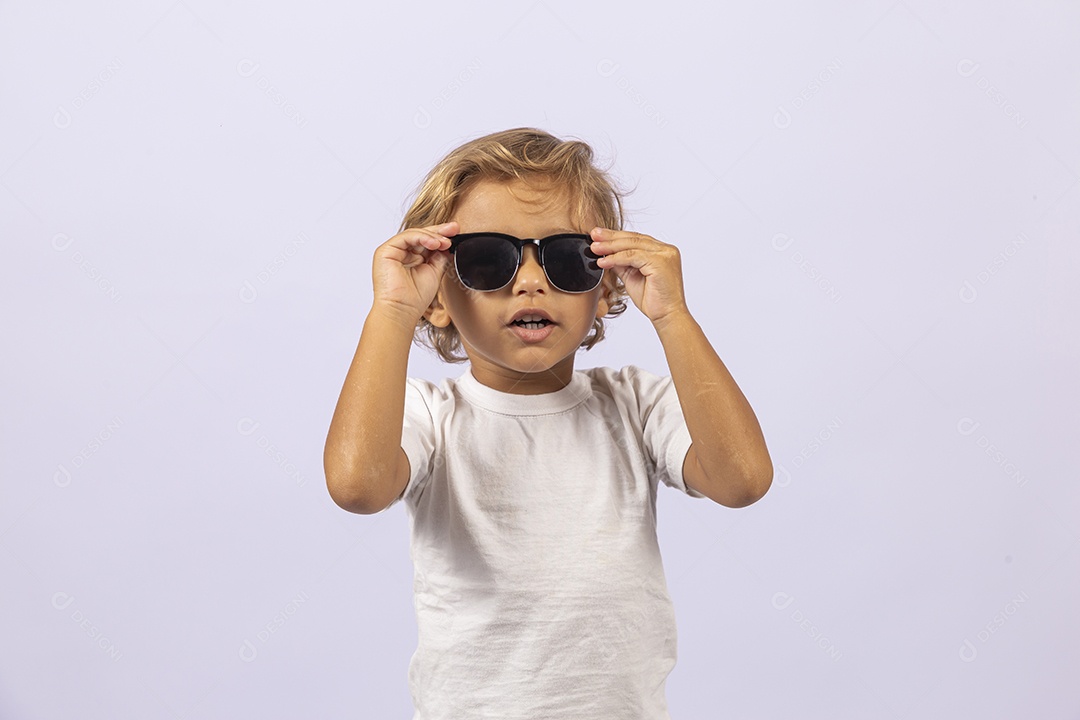 Lindo garotinho sorridente em fundo branco