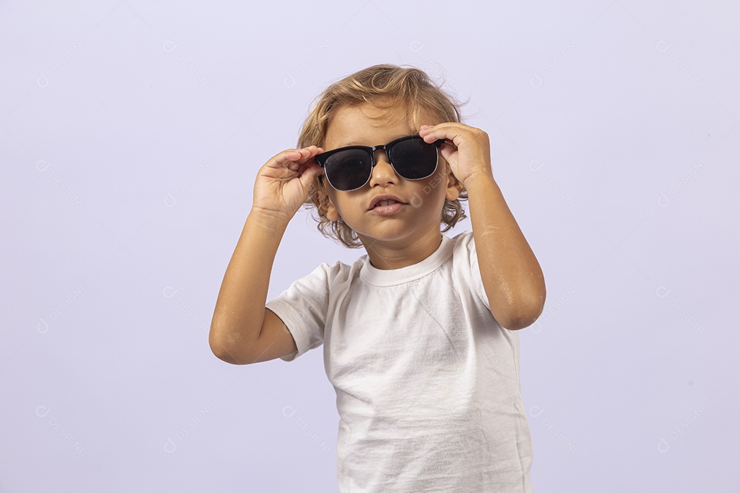 Lindo garotinho sorridente em fundo branco