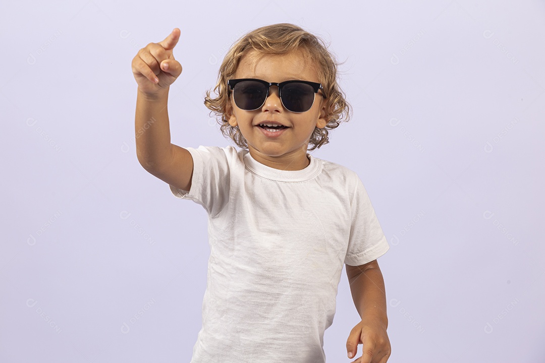 Lindo garotinho sorridente em fundo branco