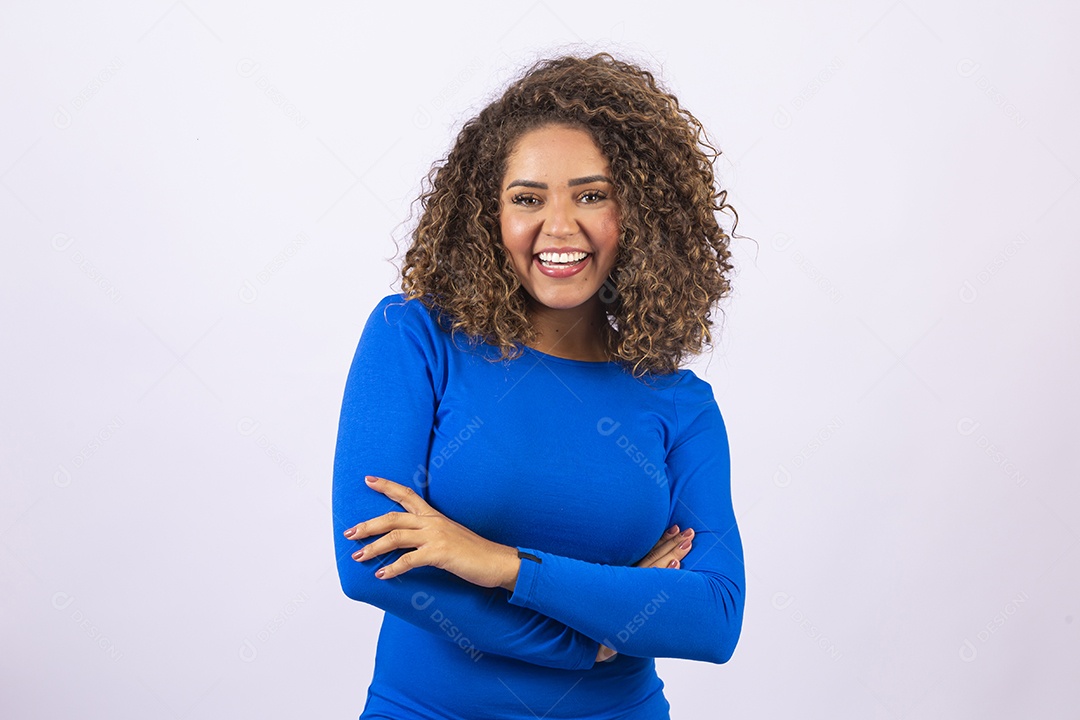 Linda mulher jovem sorridente em fundo branco