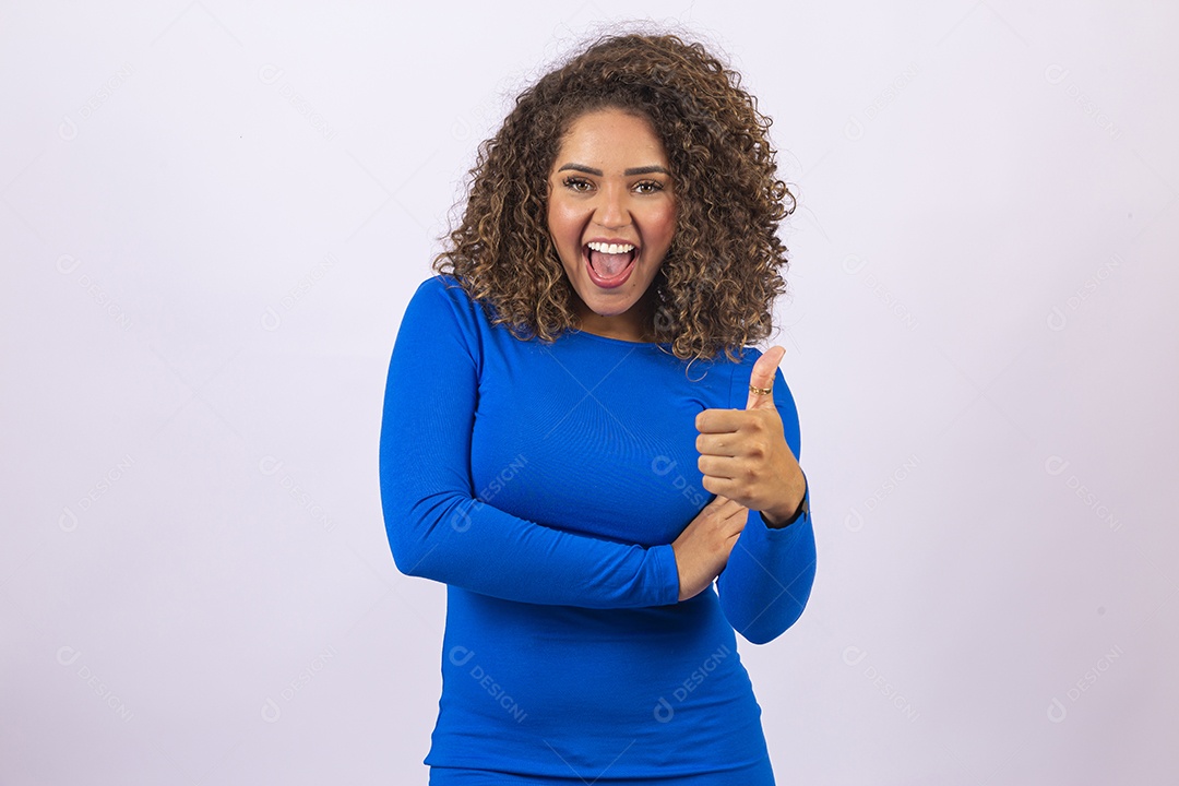 Linda mulher jovem sorridente em fundo branco