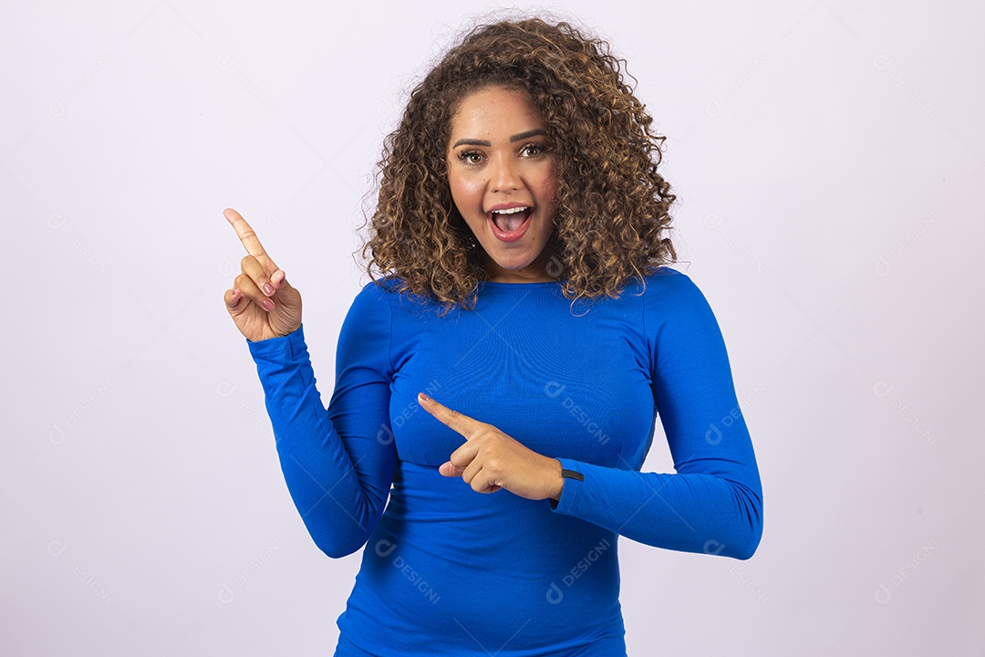 Linda mulher jovem sorridente em fundo branco